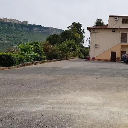 - Da Pietro - Oda ve Kahvaltı Enna